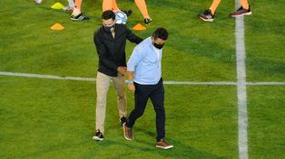 Cristian González se saluda con Gallardo, en el Gigante.