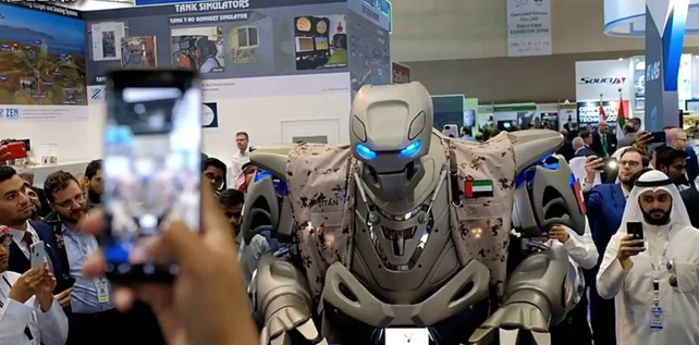 La historia del falso robot guardaespaldas que acompañaba al rey de Bahrein