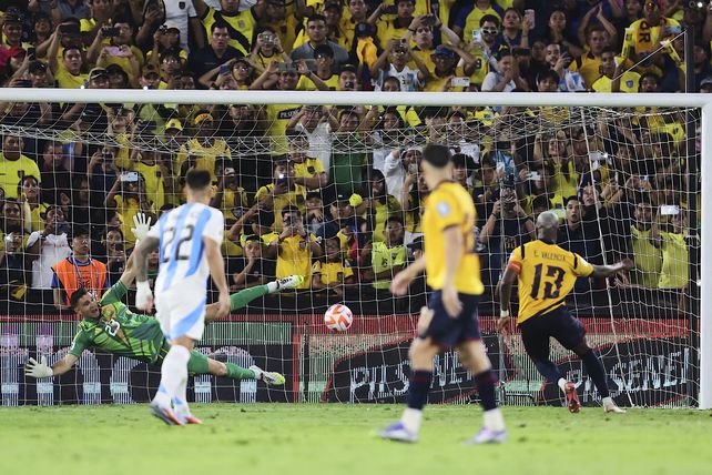 Valencia define de penal y marca la diferencia para Ecuador. La derrota causó angustia, pero no más que eso.