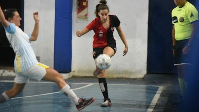Zurdazo al gol. Lucía Rossi se destacó en el torneo de futsal de la Rosarina y marcó el golazo leproso