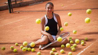 La derecha es su fuerte. Luana Cáceres juega al tenis desde los 9 años. En 2025 fue reconocida como una de las tenistas destacadas de la Federación Santafesina.&nbsp;