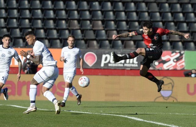 Franco Escobar, ante Talleres. Fue uno de los 7 partidos que jugó en Newell's en 2021.