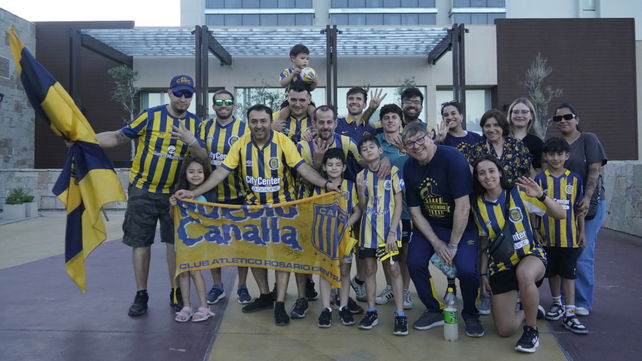 Los hinchas de Central esperaron pacientes el arribo de la delegación auriazul.