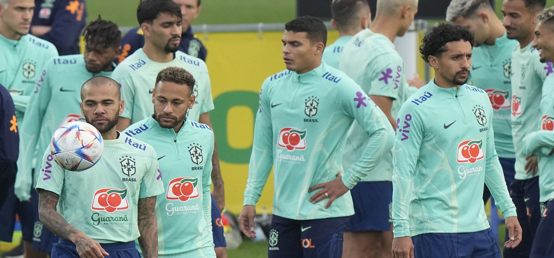 El brasileño Dani Alves controla el balón durante una sesión de entrenamiento en el centro deportivo Continassa, en Turín, Italia, el jueves 17 de noviembre de 2022. Brasil competirá en el Grupo G de la Copa Mundial de la FIFA 2022. Foto AP/Luca Bruno