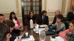 Docentes insisten en que se los convoque para analizar la evolución del salario