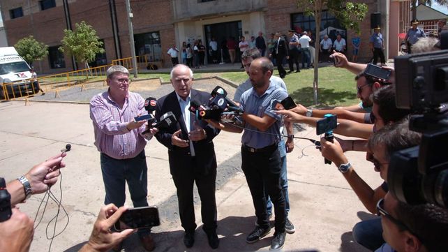 El gobernador habla con la prensa. Detrás