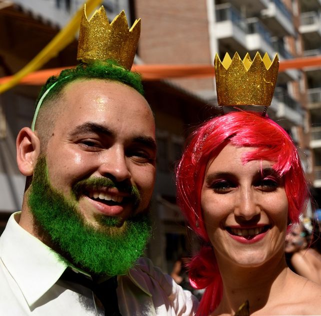 Disfraces, color y espuma en la bajada de Odontología