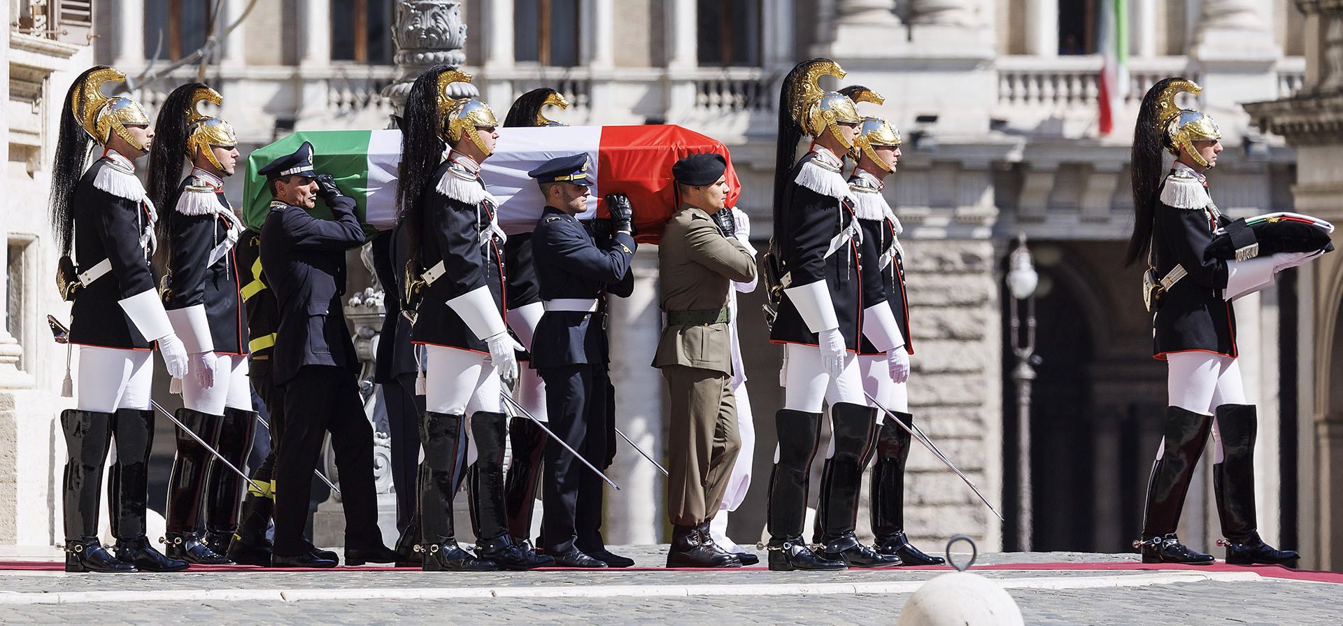 Los portadores del féretro llevan el ataúd del ex presidente italiano Giorgio Napolitano, durante estos funerales en Roma, el martes 26 de septiembre de 2023. Napolitano, el primer ex comunista en ascender al puesto más alto de Italia, presidente de la República, y el primer presidente en ser re electo, falleció el pasado viernes. Tenía 98 años. (Roberto Monaldo/LaPresse vía AP) Los portadores del féretro llevan el ataúd del ex presidente italiano Giorgio Napolitano, durante estos funerales en Roma, el martes 26 de septiembre de 2023. Napolitano, el primer ex comunista en ascender al puesto más alto de Italia, presidente de la República, y el primer presidente en ser re electo, falleció el pasado viernes. Tenía 98 años. (Roberto Monaldo/LaPresse vía AP)