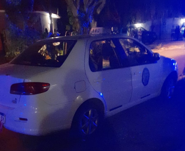 Doble crimen en Tablada. El taxi con matrícula de San Lorenzo donde fueron acribilladas las víctimas.&nbsp; 