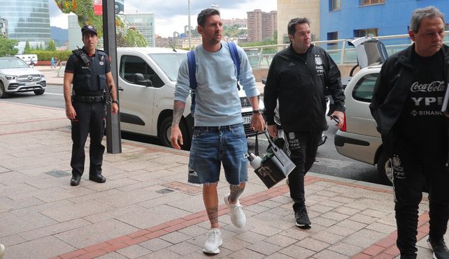 Lionel Messi llegó al búnker argentino para sumarse al equipo de Lionel Scaloni.