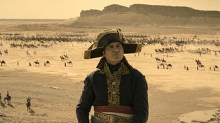 El versátil Joaquin Phoenix se pone en la piel del legendario y ambicioso Napoleón Bonaparte.&nbsp; 