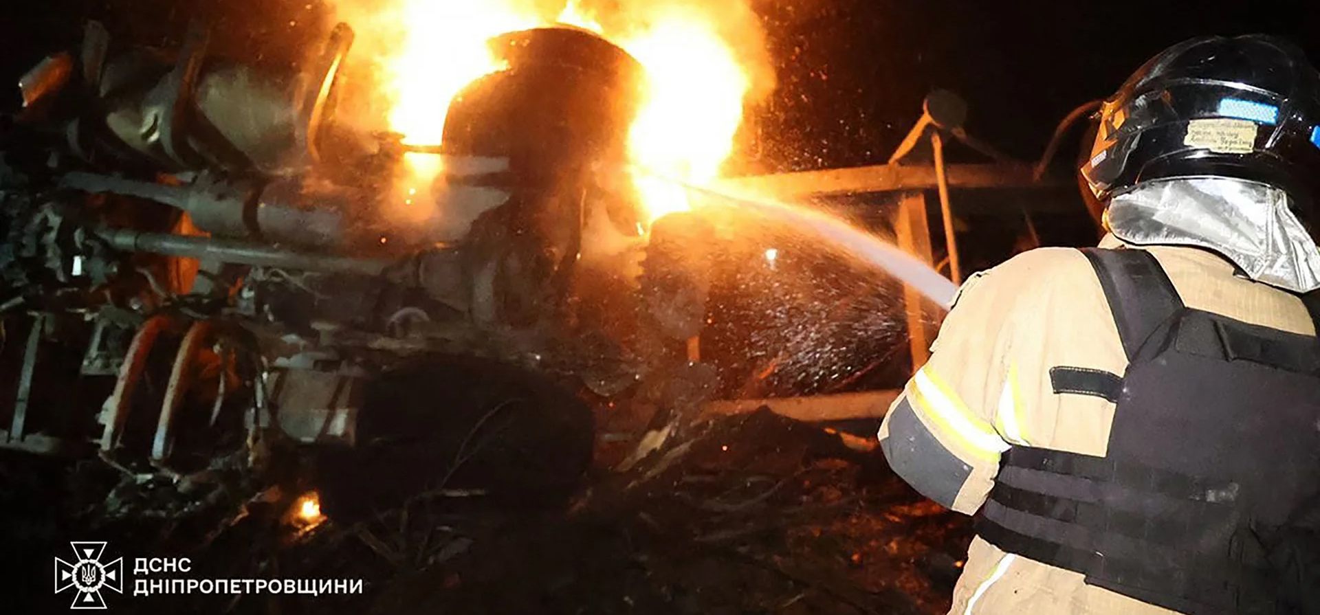 Un bombero intenta extinguir las llamas después de un ataque con misiles. Una persona murió y seis resultaron heridas, Dnipro, Ucrania. Fotografía: Servicio de Prensa del Servicio Estatal de Emergencia de Ucrania/AFP/Getty Images Un bombero intenta extinguir las llamas después de un ataque con misiles. Una persona murió y seis resultaron heridas, Dnipro, Ucrania. Fotografía: Servicio de Prensa del Servicio Estatal de Emergencia de Ucrania/AFP/Getty Images
