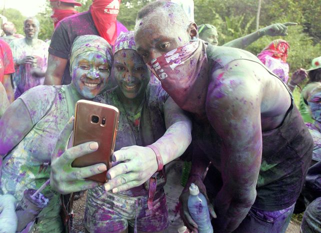 Polémica por las fotos de Usain Bolt en el carnaval de Trinidad y Tobago