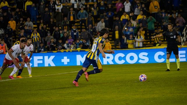 Malcorra ejecutó el penal frente a Estudiantes, pero Andújar le adivinó la intención y se lo contuvo.