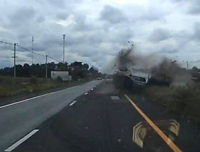 Manejaba sin problemas y debió apelar a su muñeca para evitar una tragedia