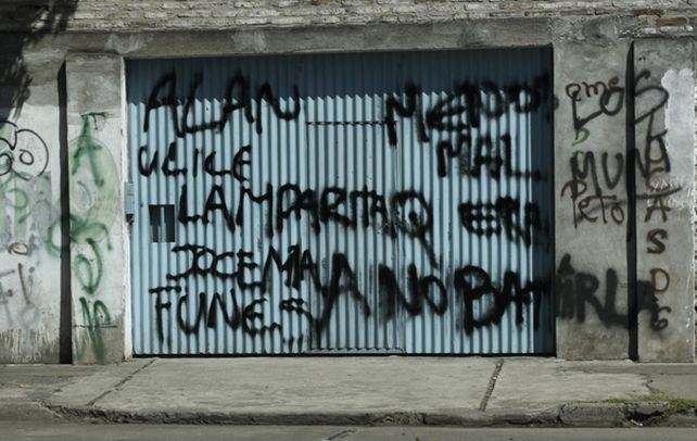 grafitti. Una inscripción en el Fonavi de Pimpi nombra a los Funes