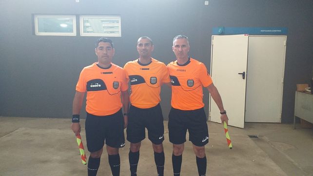 El árbitro Rodigo Barra y sus asistentes Asenjo Daniel y Blas Gonzalez.