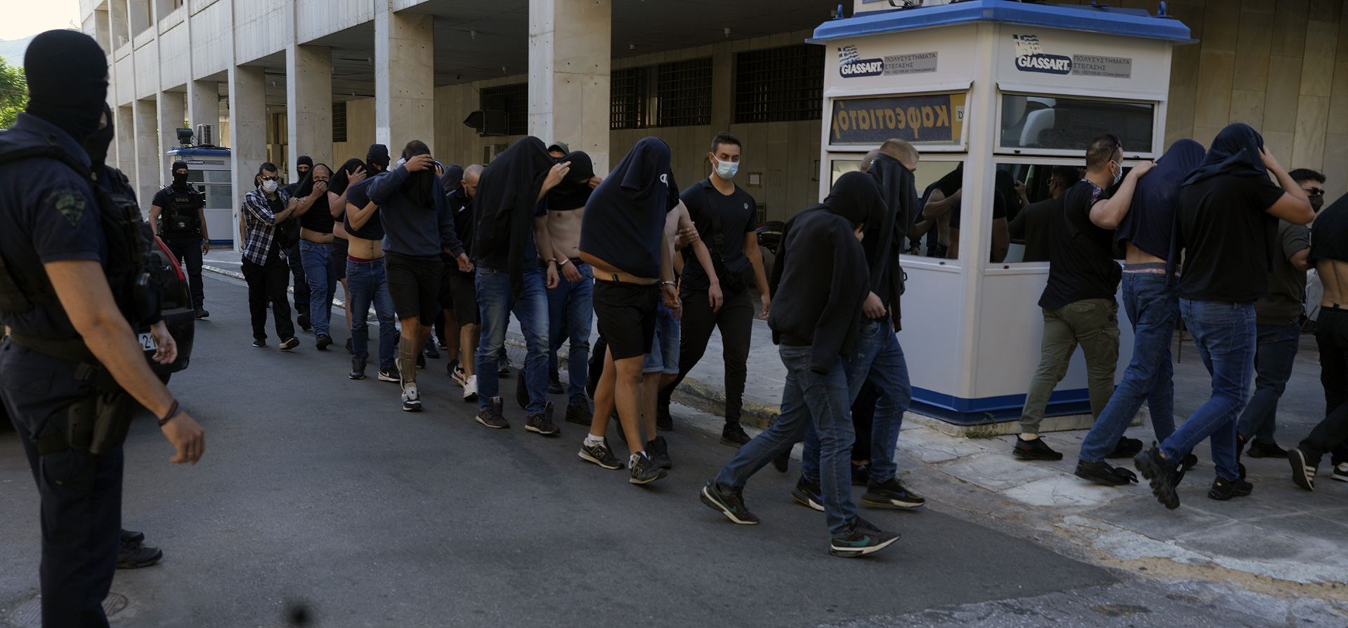 Hinchas de Croacia, son escoltados por la policía cuando salen de la Jefatura de Policía de Atenas, Grecia, el miércoles 9 de agosto de 2023. Noventa y cuatro fanáticos del Dinamo Zagreb de Croacia comparecen ante el tribunal esta mañana para un audiencia preliminar sobre la violencia de los fanáticos del lunes por la noche que dejó un fanático del AEK de Grecia muerto y otras ocho personas heridas. (Foto AP/Petros Giannakouris) Hinchas de Croacia, son escoltados por la policía cuando salen de la Jefatura de Policía de Atenas, Grecia, el miércoles 9 de agosto de 2023. Noventa y cuatro fanáticos del Dinamo Zagreb de Croacia comparecen ante el tribunal esta mañana para un audiencia preliminar sobre la violencia de los fanáticos del lunes por la noche que dejó un fanático del AEK de Grecia muerto y otras ocho personas heridas. (Foto AP/Petros Giannakouris)