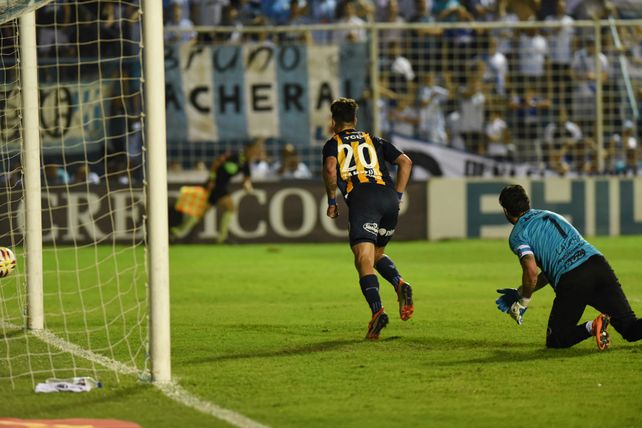 Goleador. Zampedri abrió la cuenta para Central tras un rebote de Lucchetti.