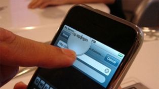 La Corte dispuso que espiar el celular, un e-mail o Facebook es delito federal