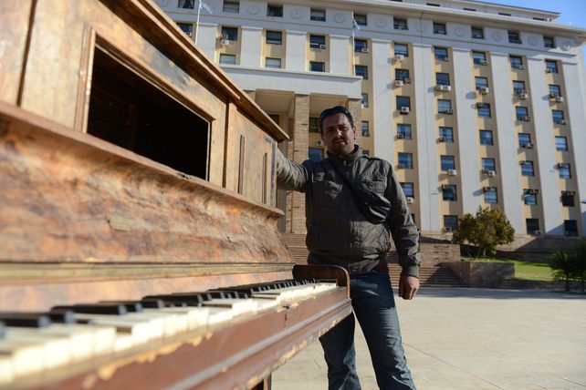 Arrastró un piano durante 10 km para pedir mejoras salariales en una inusual e insólita protesta