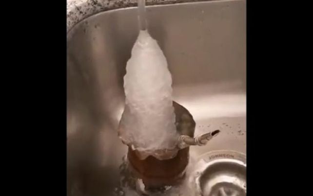 La imagen llamativa del agua transformándose en hielo a medida que cae.