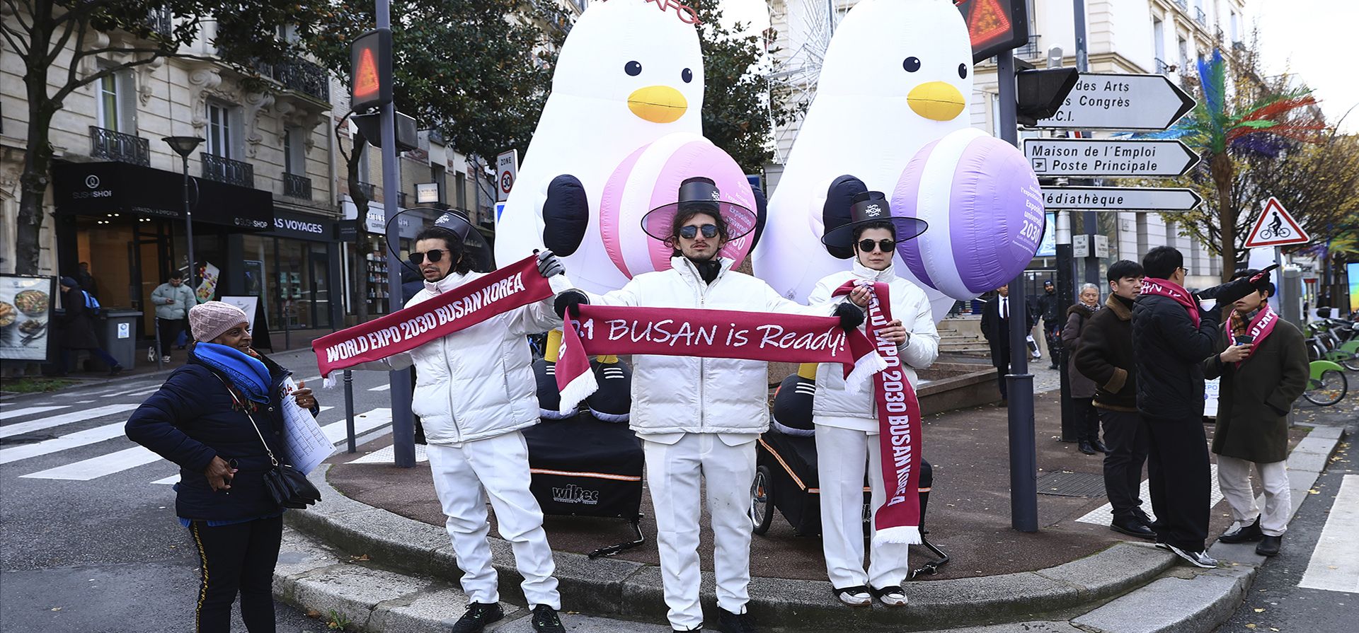 Partidarios de la candidatura de Busan, Corea del Sur, se manifiestan el martes 28 de noviembre de 2023 en Issy-les-Moulineaux, en las afueras de París. En un enfrentamiento de alto perfil, Roma, Busan y Riad son los principales contendientes mientras la Oficina Internacional de Exposiciones (BIE) se prepara para votar el martes en París para elegir la ciudad anfitriona de la Exposición Universal 2030. (Foto AP/Aurelien Morissard) Partidarios de la candidatura de Busan, Corea del Sur, se manifiestan el martes 28 de noviembre de 2023 en Issy-les-Moulineaux, en las afueras de París. En un enfrentamiento de alto perfil, Roma, Busan y Riad son los principales contendientes mientras la Oficina Internacional de Exposiciones (BIE) se prepara para votar el martes en París para elegir la ciudad anfitriona de la Exposición Universal 2030. (Foto AP/Aurelien Morissard)