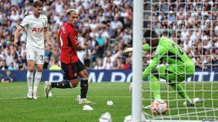 Gol en contra de Lisandro Martínez en la caída del United.