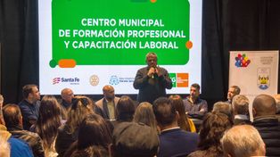Las capacitaciones laborales que se brindarán, surgen de una mesa de trabajo entre el Estado y el sector privado para conocer qué necesidades tienen y capacitar a las personas en ese sentido para favorecer a la inserción laboral.