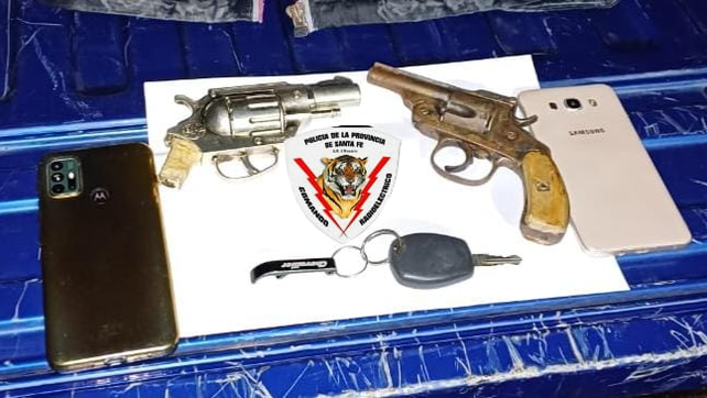 Un revólver de verdad y otro de juguete utilizados en el asalto. Además, se secuestró la llave de encendido del auto robado. 