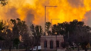 El fuego en los momentos de mayor intensidad cerca del Paraje Alto el Durazno.