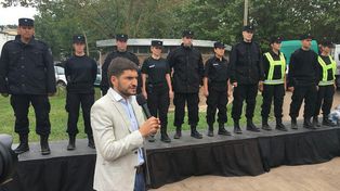 La provincia comenzó con la entrega de los nuevos uniformes policiales