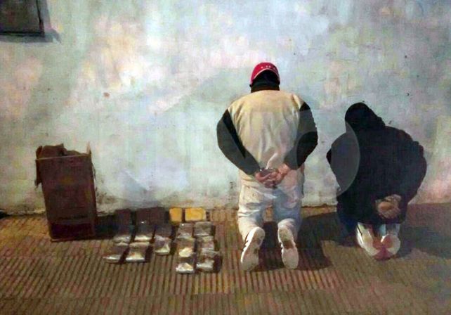 Los detenidos junto a la droga secuestrada en la madrugada de este jueves