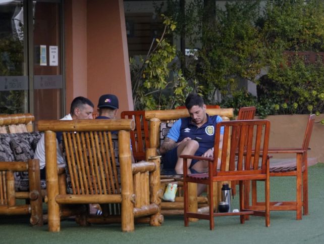 Los futbolistas de Central aprovechan las horas libre para charlar y tomar mates en el patio del Serena Suite Park.