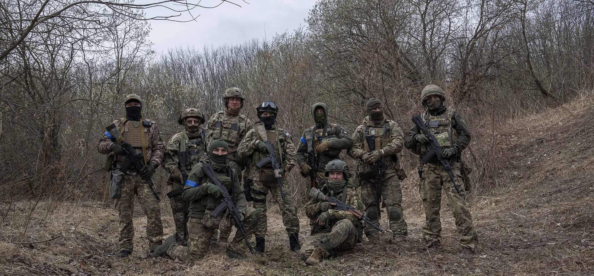 Soldados ucranianos de la 103ª Brigada Separada de la Defensa Territorial de las Fuerzas Armadas posan para una fotografía grupal, en un lugar no revelado, cerca de Lviv, en el oeste de Ucrania, el martes 29 de marzo de 2022.
