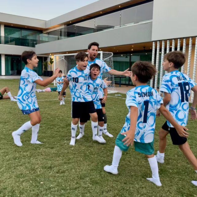 Leo Messi disfrutó de una jornada a puro fútbol con su familia en su casa