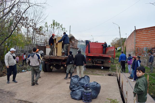 Evacuación en Concepción del Uruguay: rescatan todo lo que pueden