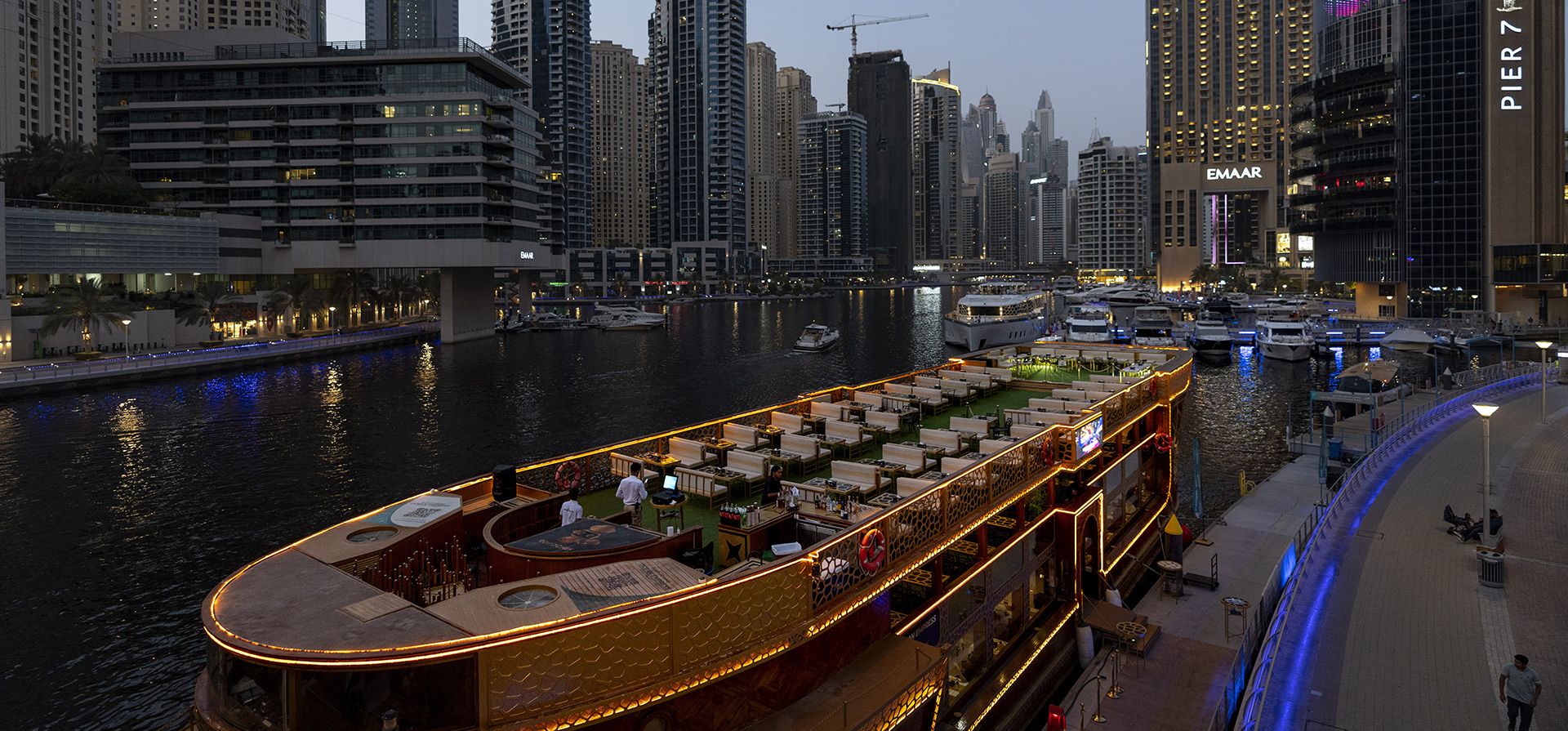 Un restaurante flotante anclado en Dubai Marina Walk en Dubai, Emiratos Árabes Unidos, viernes16de agosto de 2024. (Foto AP/Altaf Qadri) Un restaurante flotante anclado en Dubai Marina Walk en Dubai, Emiratos Árabes Unidos, viernes16de agosto de 2024. (Foto AP/Altaf Qadri)