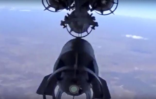 Bombardeos. Imagen facilitada por el Kremlin de un misil ruso cayendo sobre blancos del Estado Islámico. (AP)