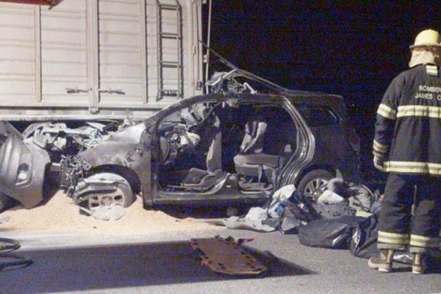 La Policía aseguró que el auto se incrustó detrás del camión y no se registraron frenadas