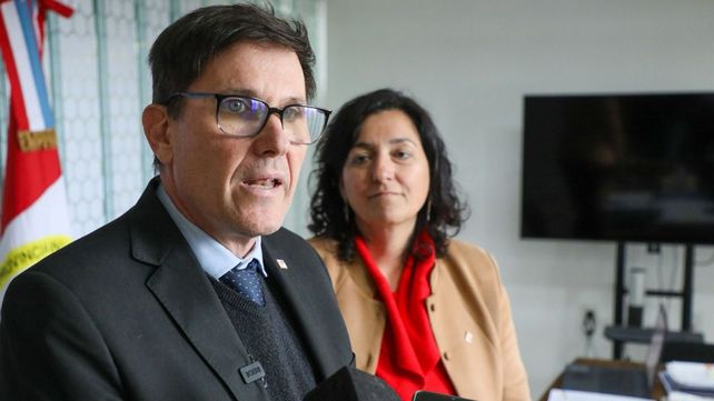 El ministro de Educación provincial recorre las escuelas donde se implementa el plan de alfabetización.