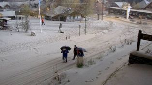 Cay&oacute; m&aacute;s ceniza en Villa La Angostura: evacuaron costas y temen aluviones