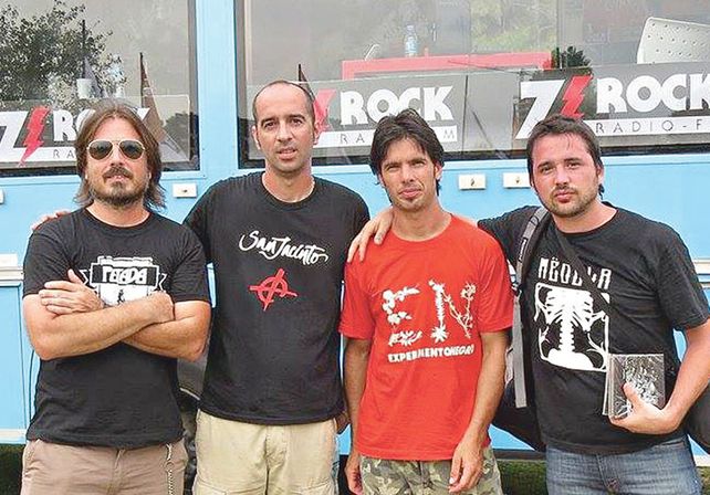 Compañerismo. La banda subió a escena con las remeras de otras agrupaciones locales lo que fue tomado como un gran gesto.