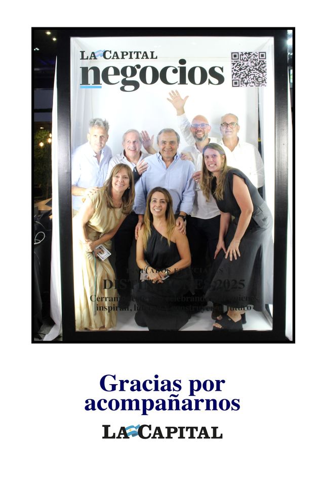 El área Comercial y de Marketing de La Capital Multimedios siendo tapa de Negocios.