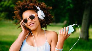 Más de 1.100 millones de jóvenes en riesgo de perder la audición por usar auriculares a volumen alto