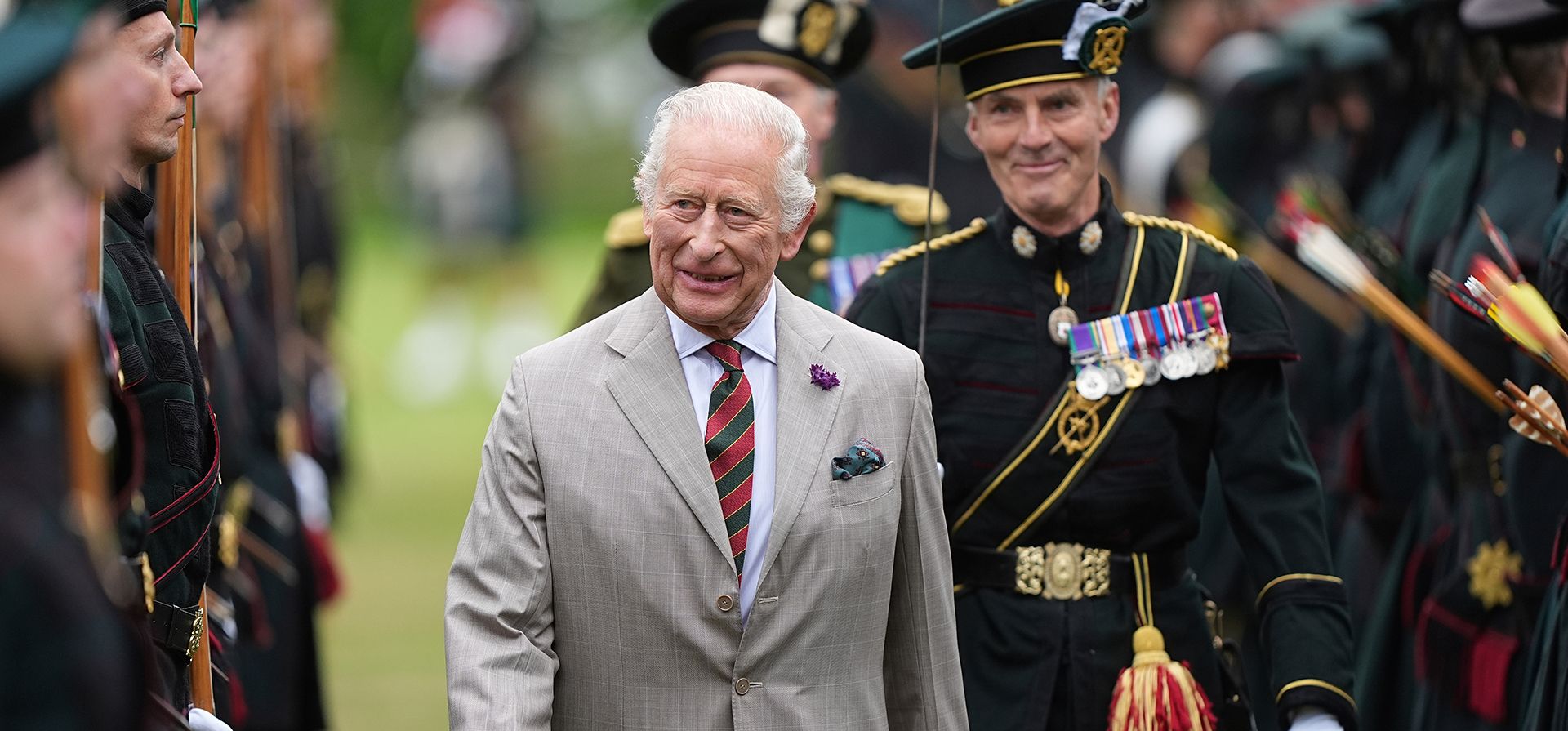 El rey Carlos III de Gran Bretaña inspecciona a la Guardia de Honor de la Real Compañía de Arqueros, la Guardia Real de Escocia, en la Ceremonia de las Llaves en los jardines del Palacio de Holyroodhouse en Edimburgo, como parte de su viaje a Escocia para la Semana de Holyrood, el martes 1 de julio de 2025. (Aaron Chown/PA vía A El rey Carlos III de Gran Bretaña inspecciona a la Guardia de Honor de la Real Compañía de Arqueros, la Guardia Real de Escocia, en la Ceremonia de las Llaves en los jardines del Palacio de Holyroodhouse en Edimburgo, como parte de su viaje a Escocia para la Semana de Holyrood, el martes 1 de julio de 2025. (Aaron Chown/PA vía A
