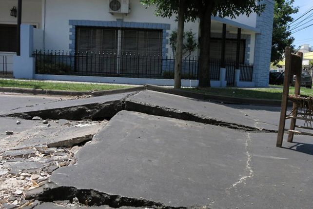 El calor extremo levantó el asfalto de las calles en Buenos Aires