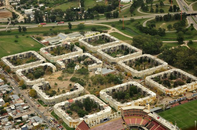 Fonavi San Jerónimo. Son 12 las manzanas y la plaza en el medio. El Club Colón es su principal vecino.