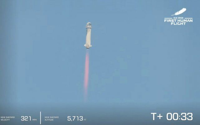 Imagen proporcionada por Blue Origin, el cohete New Shepard de Blue Origin despega desde una plataforma de lanzamiento de un puerto espacial cerca de Van Horn, Texas, el martes 20 de julio de 2021.
