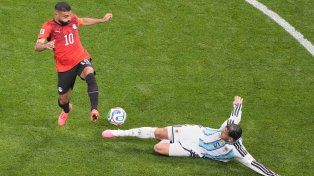 Paredes va al piso y gana el duelo ante Salah. El volante de Boca levantó una muralla en el fondo cuando el partido se moría.